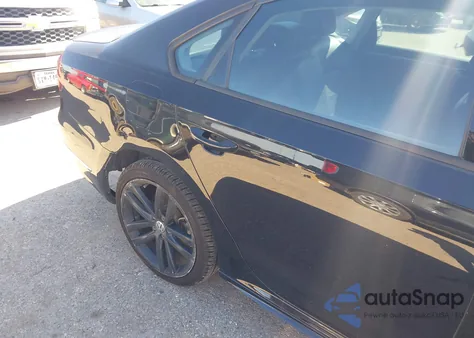 2018 Volkswagen Passat 2.0T R-Line/2.0T S z USA, uszkodzony, nr VIN 1VWAA7A34JC039593